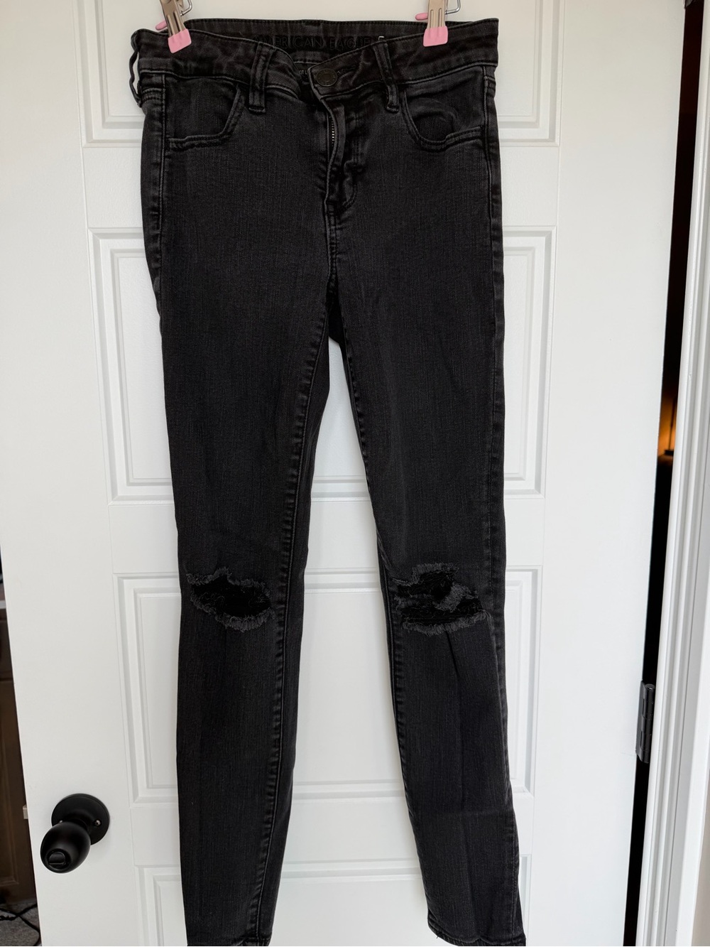 American Eagle Black Women’s Skinny Jeans with Knee Rips
